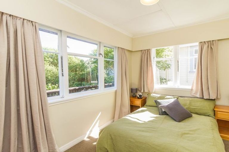 Photo of property in 2 Curtis Street, Northland, Wellington, 6012