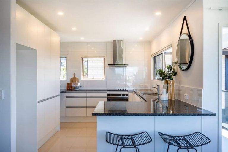 Photo of property in 2/50 Seaview Road, Castor Bay, Auckland, 0620