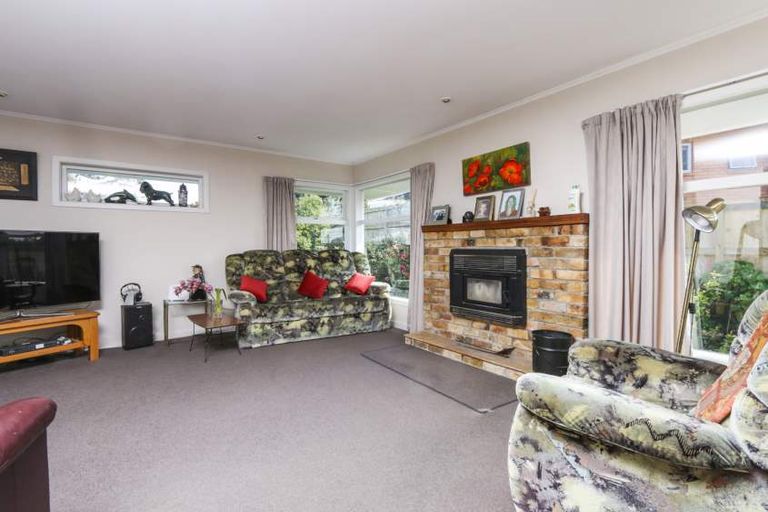 Photo of property in 12 Crystal Avenue, Glendene, Auckland, 0602