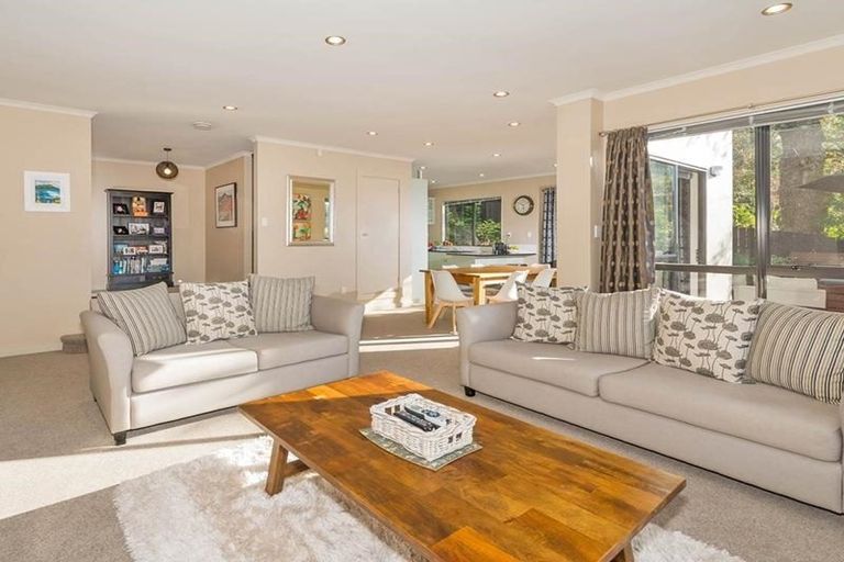 Photo of property in 2/18 Limmer Place, Browns Bay, Auckland, 0632