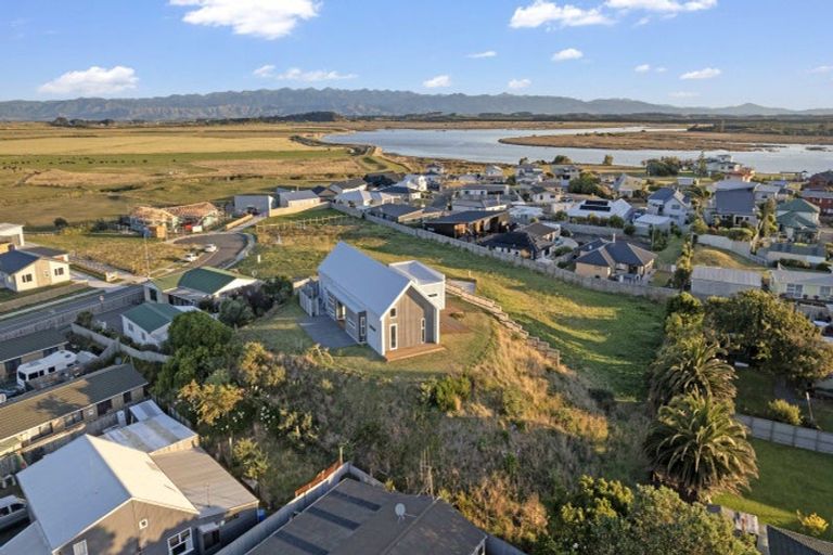 Photo of property in 2 Rangeview Rise, Foxton Beach, Foxton, 4815