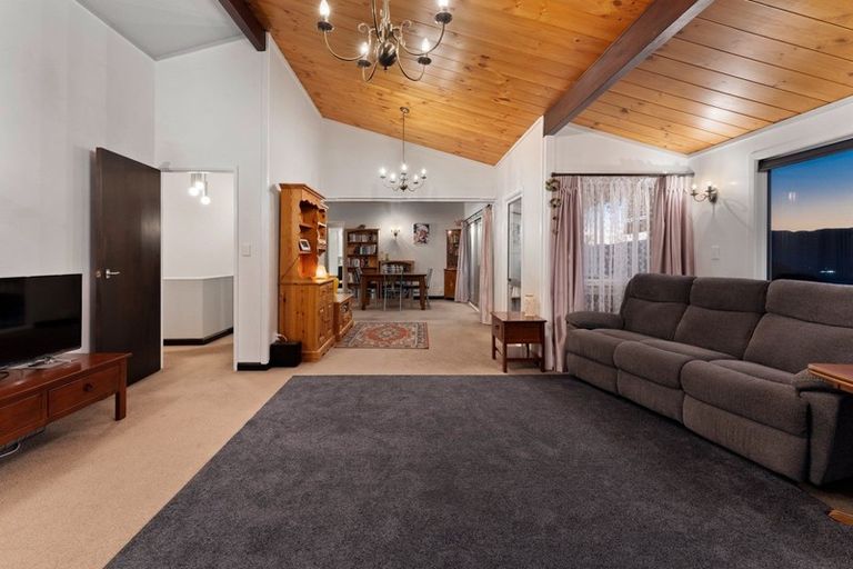 Photo of property in 13 Kenilworth Grove, Silverstream, Upper Hutt, 5019