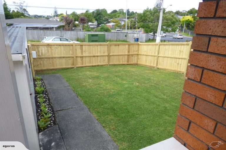 Photo of property in 2/110 Edmonton Road, Henderson, Auckland, 0612