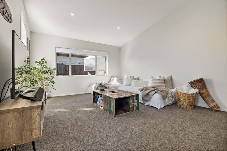 Photo of property in 8 Sir Lincoln Drive, Kumeu, 0810