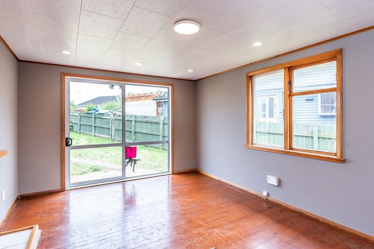 Photo of property in 25 Matahourua Crescent, Cannons Creek, Porirua, 5024