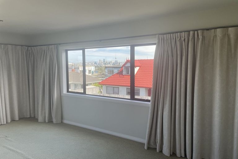 Photo of property in 2/28 Ngataringa Road, Devonport, Auckland, 0624