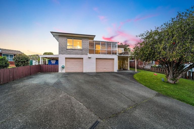 Photo of property in 28 Lydford Place, Glendene, Auckland, 0602