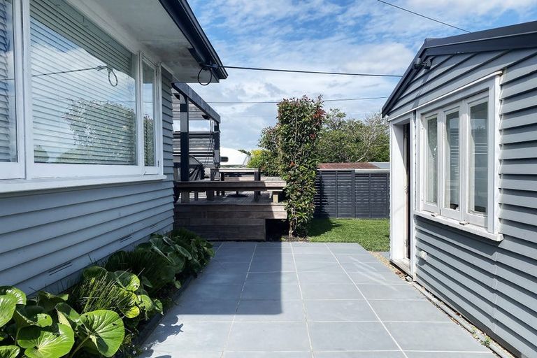 Photo of property in 8 Waipani Road, Te Atatu Peninsula, Auckland, 0610