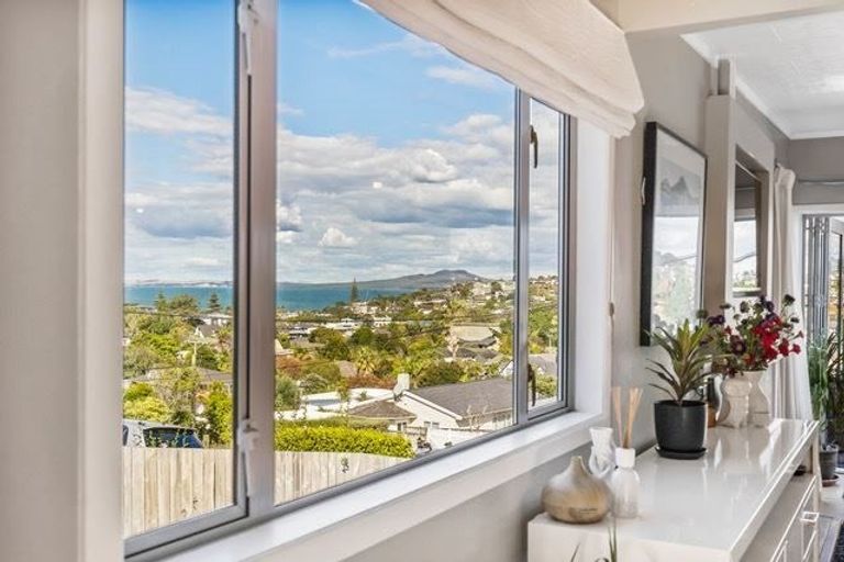 Photo of property in 2/21 Hythe Terrace, Mairangi Bay, Auckland, 0630