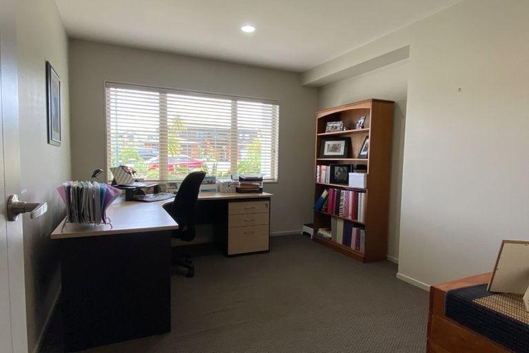 Photo of property in 17 Glen Bay Close, Pinehill, Auckland, 0632