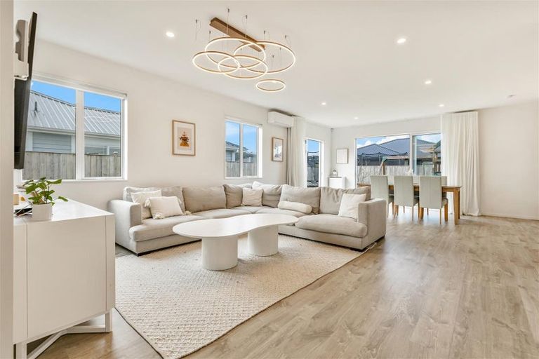 Photo of property in 12 Len Ireland Drive, Kumeu, 0810