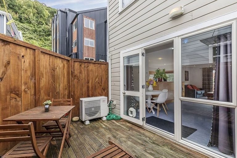 Photo of property in 4/14a Glenmore Street, Thorndon, Wellington, 6011