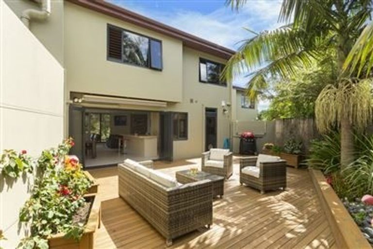 Photo of property in 2/71 Pupuke Road, Northcote, Auckland, 0627