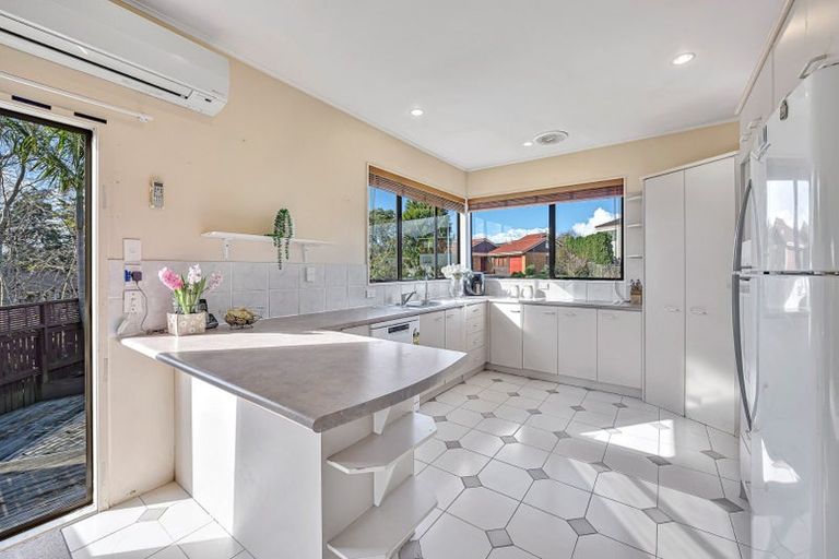 Photo of property in 13 Glenshee Place, Highland Park, Auckland, 2010