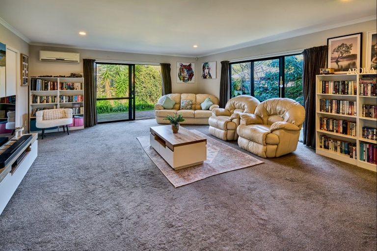Photo of property in 1a Peel Place, Wainuiomata, Lower Hutt, 5014