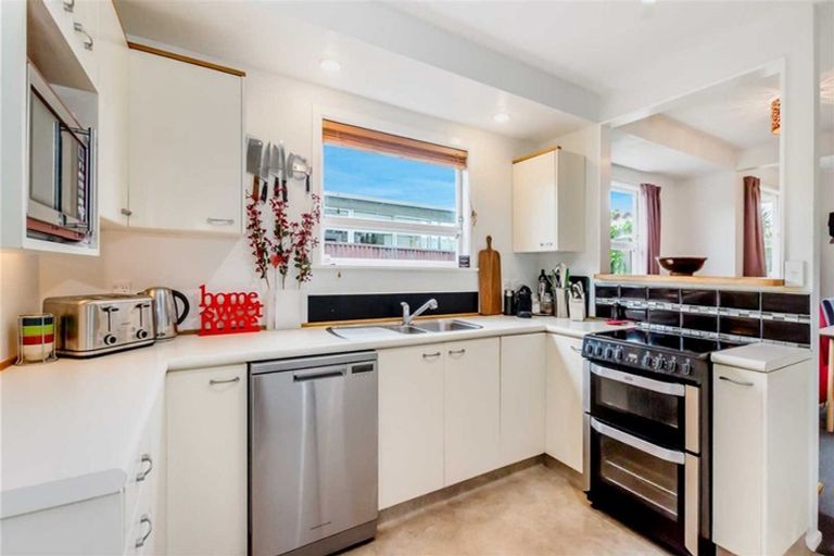 Photo of property in 43 Walton Road, Paraparaumu Beach, Paraparaumu, 5032