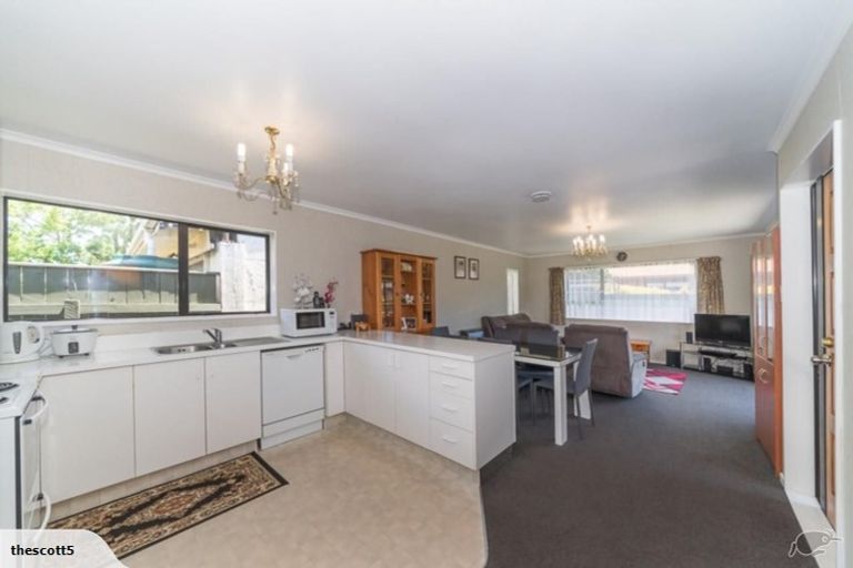 Photo of property in 2 Gregory Close, Palmerston North, 4414