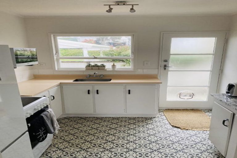 Photo of property in 170a Queen Street, Northcote Point, Auckland, 0627