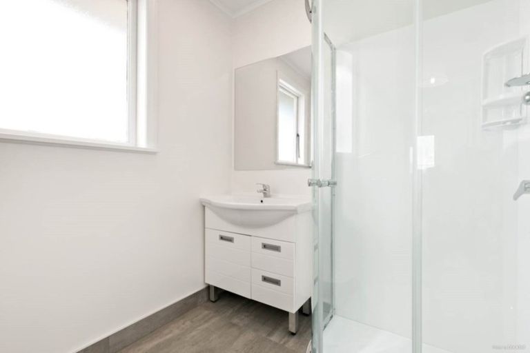 Photo of property in 2/41 Greenslade Crescent, Northcote, Auckland, 0627