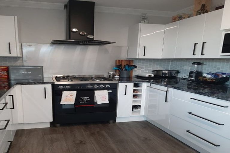 Photo of property in 51 Mazengarb Road, Paraparaumu Beach, Paraparaumu, 5032