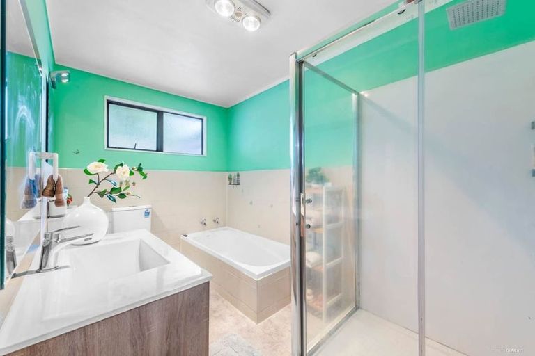 Photo of property in 32 Trojan Crescent, New Lynn, Auckland, 0600