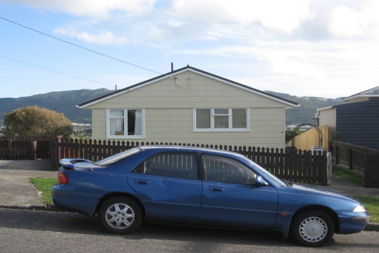Photo of property in 8 Wiltshire Place, Cannons Creek, Porirua, 5024