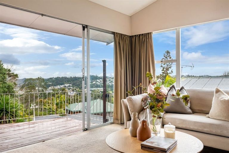 Photo of property in 358 Glenfield Road, Glenfield, Auckland, 0629