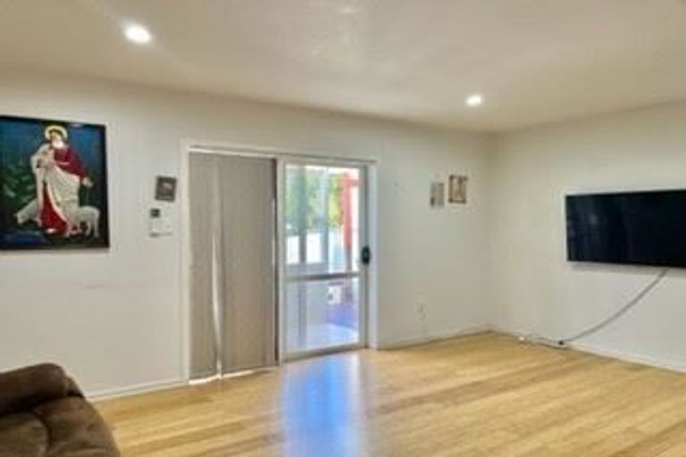 Photo of property in 2/3 Barron Drive, Green Bay, Auckland, 0604