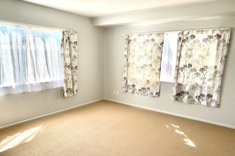 Photo of property in 2/47 Greenslade Crescent, Northcote, Auckland, 0627