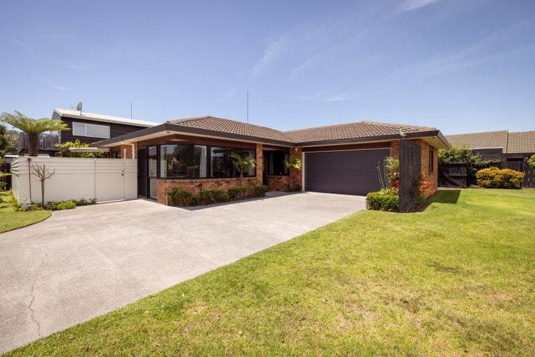 Photo of property in 16 Pacific View Road, Papamoa Beach, Papamoa, 3118