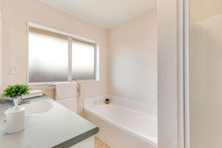 Photo of property in 10 Stewart Gibson Place, Manurewa, Auckland, 2105