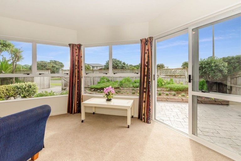 Photo of property in 130 Field Way, Waikanae Beach, Waikanae, 5036
