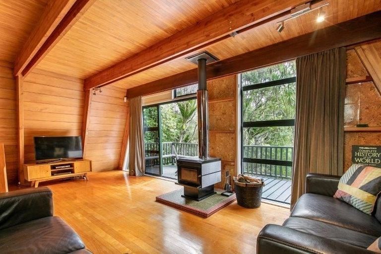 Photo of property in 36 Titirangi Beach Road, Titirangi, Auckland, 0604