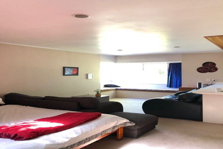 Photo of property in 28 Barker Rise, Northcross, Auckland, 0632