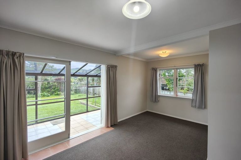 Photo of property in 9 Kereru Bend, Tawa, Wellington, 5028