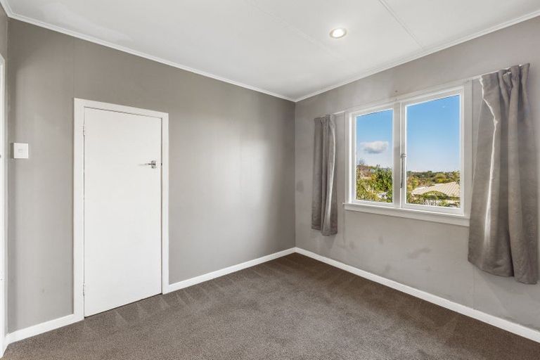 Photo of property in 15 York Crescent, Westown, New Plymouth, 4310