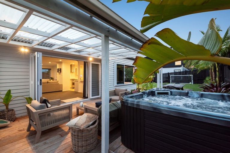 Photo of property in 2/40 Hebron Road, Waiake, Auckland, 0630