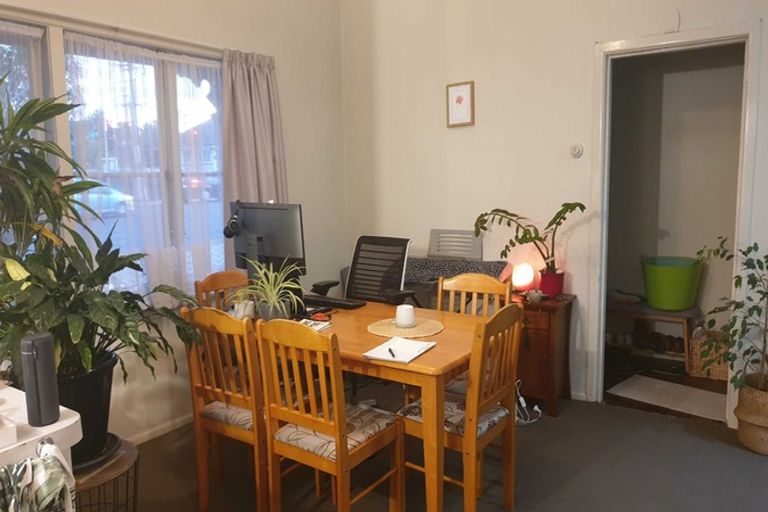 Photo of property in 51 Onewa Road, Northcote, Auckland, 0627