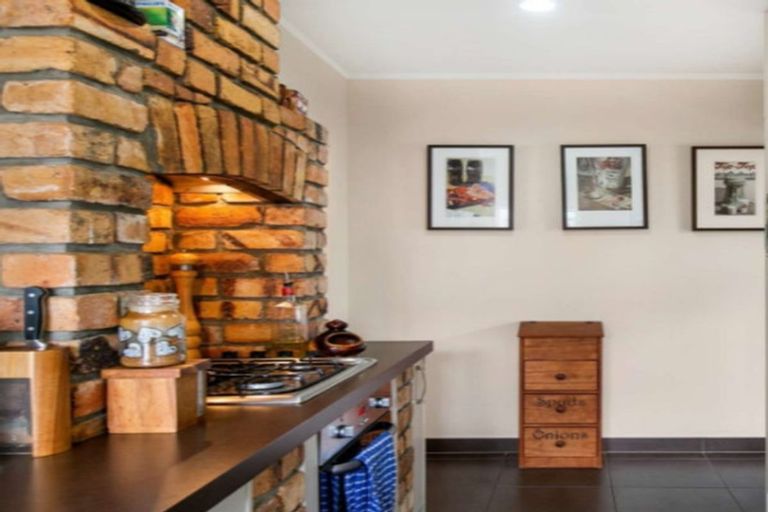 Photo of property in 1 Waiari Road, Conifer Grove, Takanini, 2112