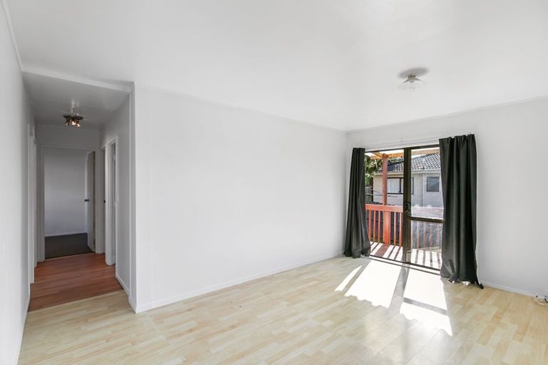 Photo of property in 2/35 Secretariat Place, Randwick Park, Auckland, 2105