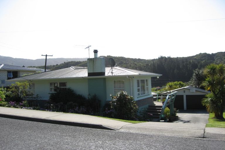 Photo of property in 66 Milton Terrace, Picton, 7220