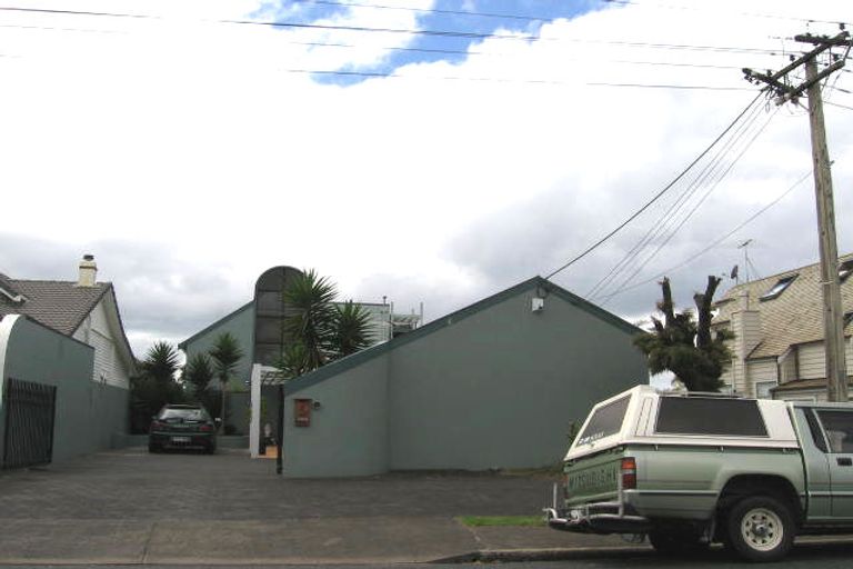 Photo of property in 5 Holiday Road, Milford, Auckland, 0620