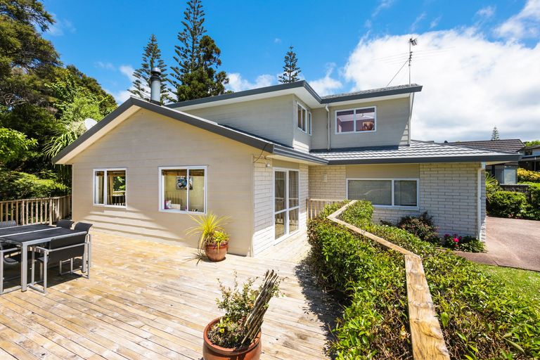 Photo of property in 8 Woodfern Crescent, Titirangi, Auckland, 0604