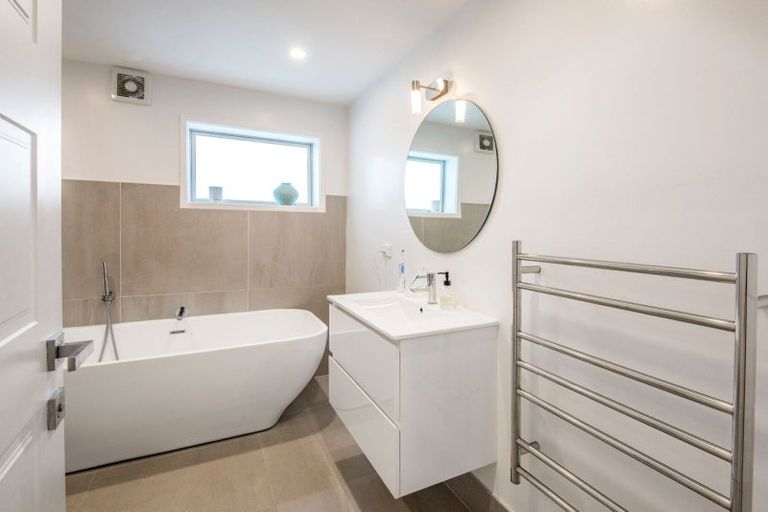 Photo of property in 2/41 Merani Street, Narrow Neck, Auckland, 0622