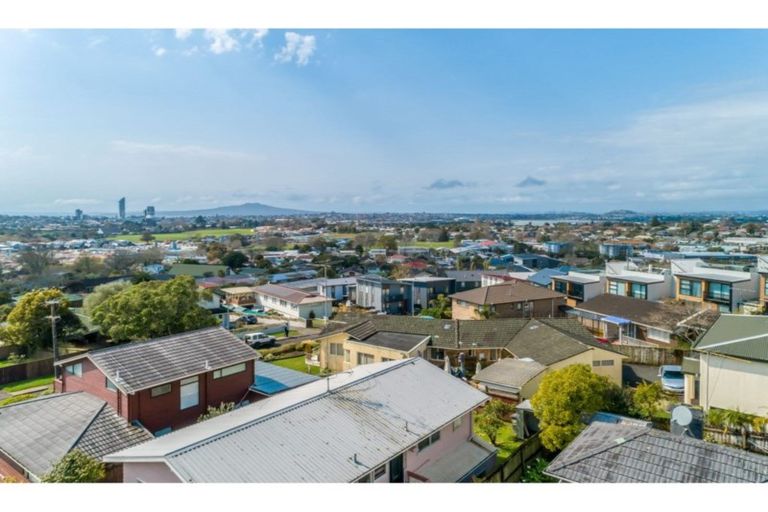 Photo of property in 62 Ocean View Road, Northcote, Auckland, 0627