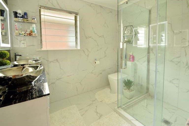 Photo of property in 42 Lynbrooke Avenue, Blockhouse Bay, Auckland, 0600