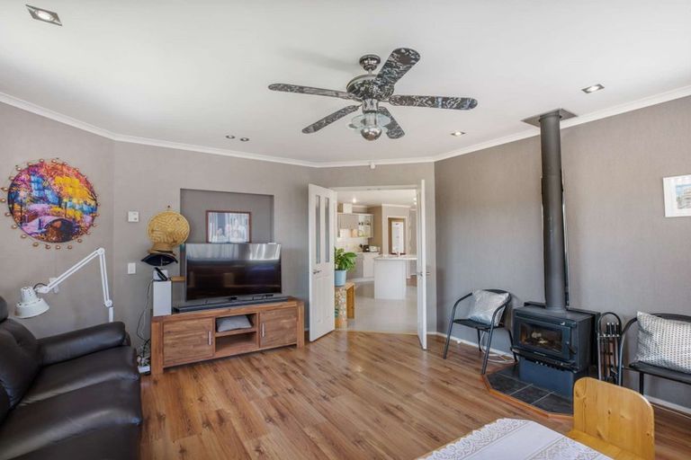 Photo of property in 20 Mandalay Place, Waiuku, 2123