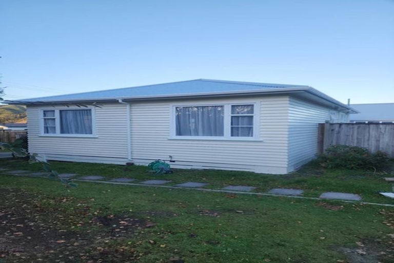 Photo of property in 1 Lees Grove, Wainuiomata, Lower Hutt, 5014