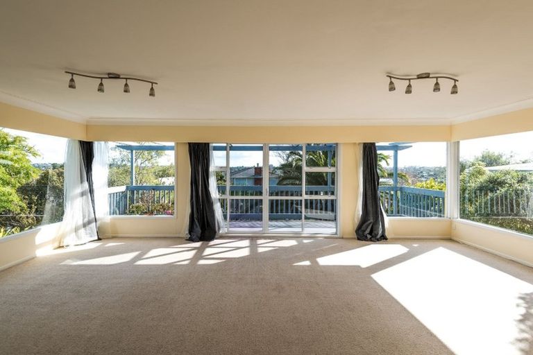Photo of property in 15 Catalina Crescent, Forrest Hill, Auckland, 0620