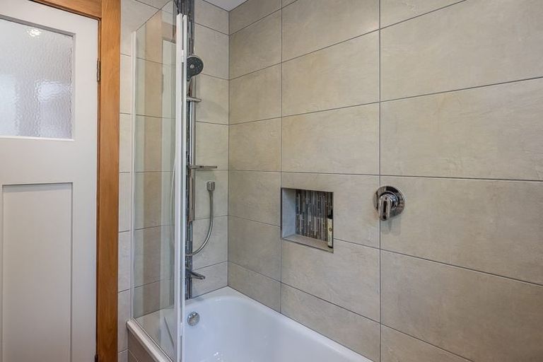 Photo of property in 43 Fairview Crescent, Kelburn, Wellington, 6012